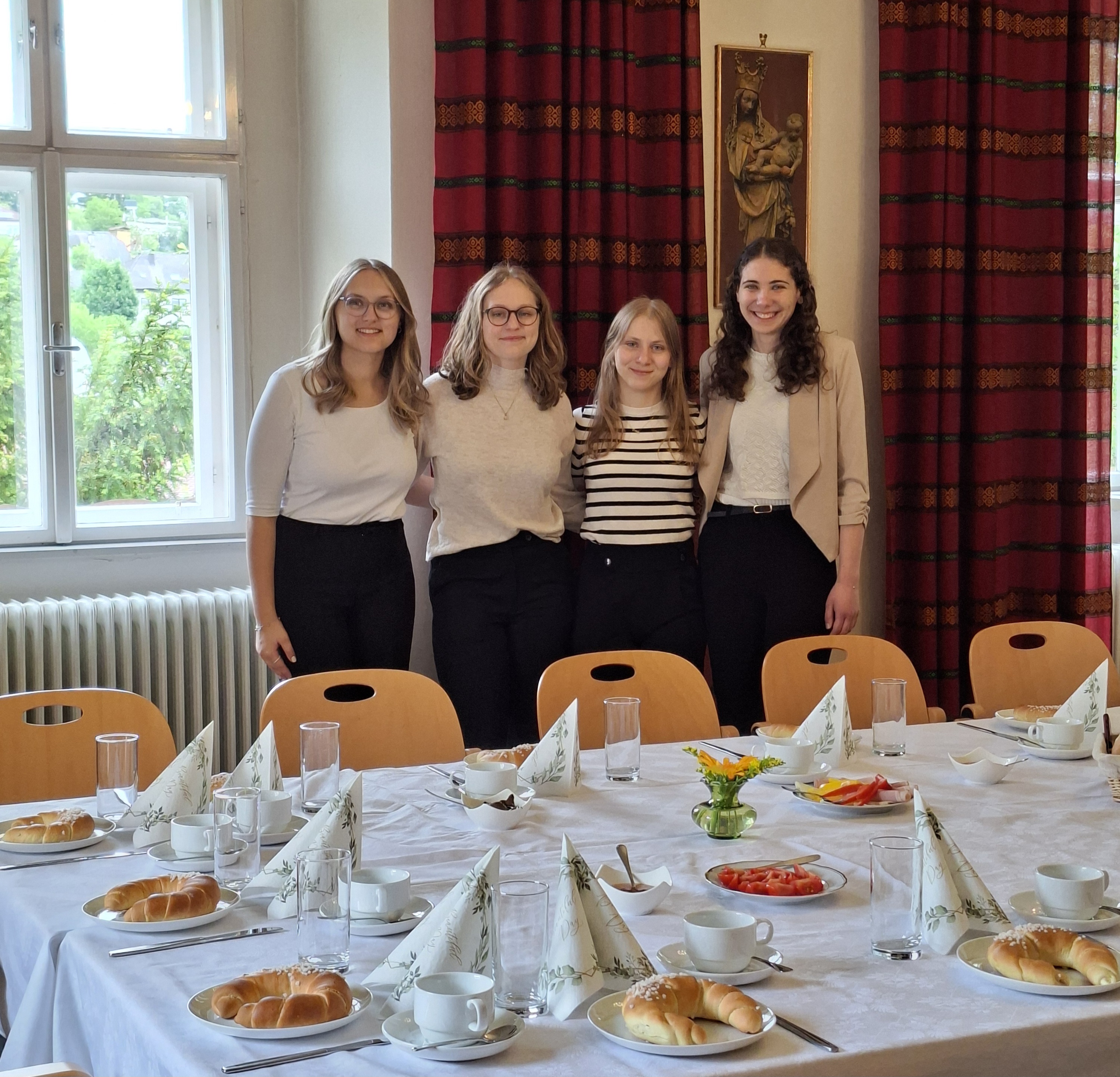 Vorbereitungsteam | Erstkommunion 2026 / Erich Köberl Anika Spießmayer, Leiterin der Katholischen Jugend Helene Peham, Lisa Köck, Simone AignerHelene Peham
