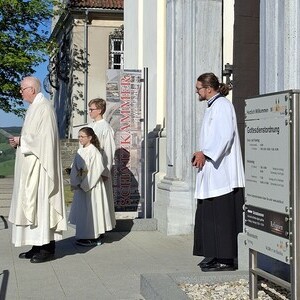 Pater Barzen begrüßt die Pilger von Artstetten-Pöbring