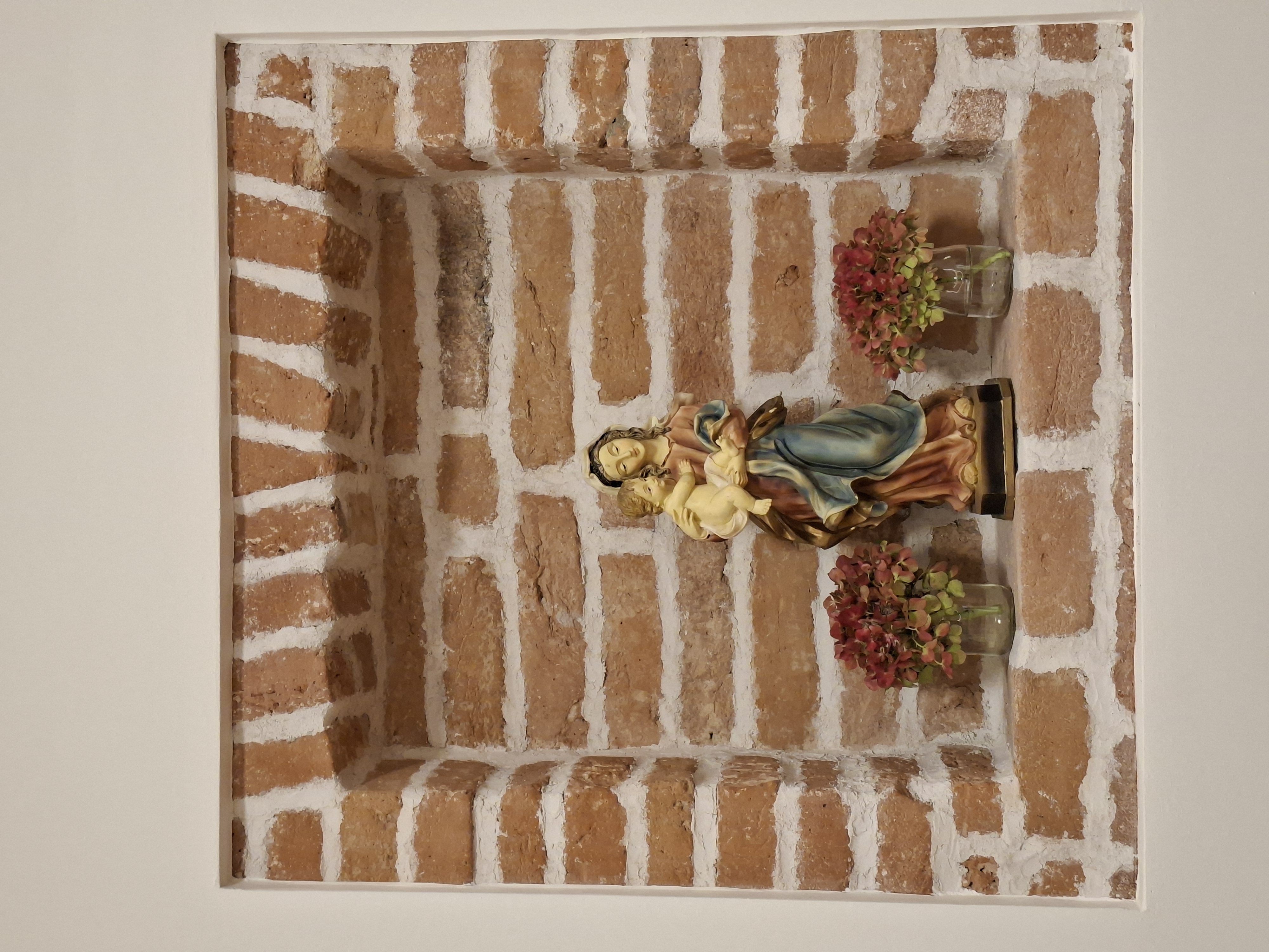 Schutzmadonna im Begegnungsraum / Erich Köberl