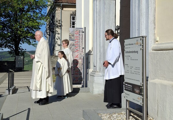 Pater Barzen begrüßt die Pilger von Artstetten-Pöbring