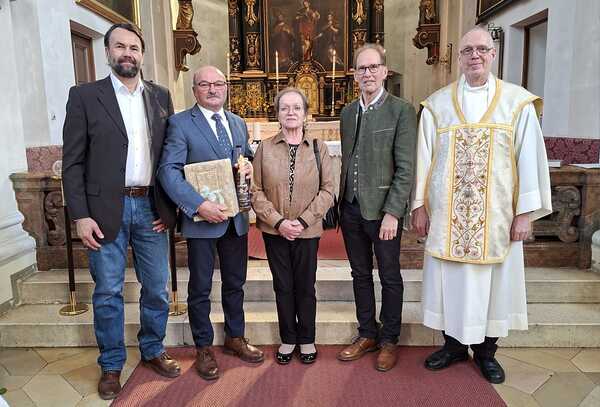 v.l.:  PKR Obm. Hofbauer Rainhard, Gaiswinkler Ignaz, Gaiswinkler Elisabeth, PGR Obm. Lumesberger Franz, Pater Uwe Barzen